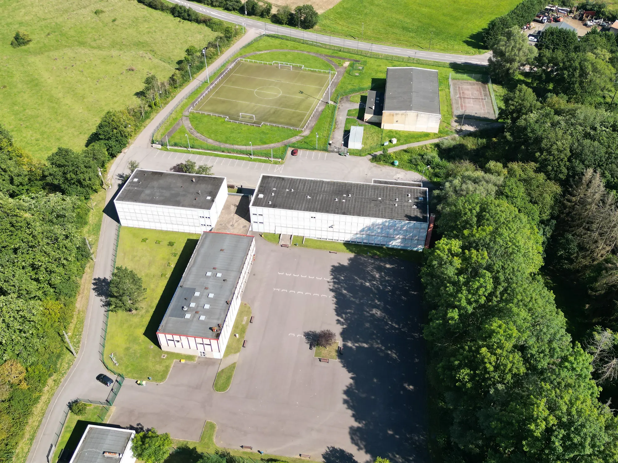 Photo d'un collège en vue aérienne