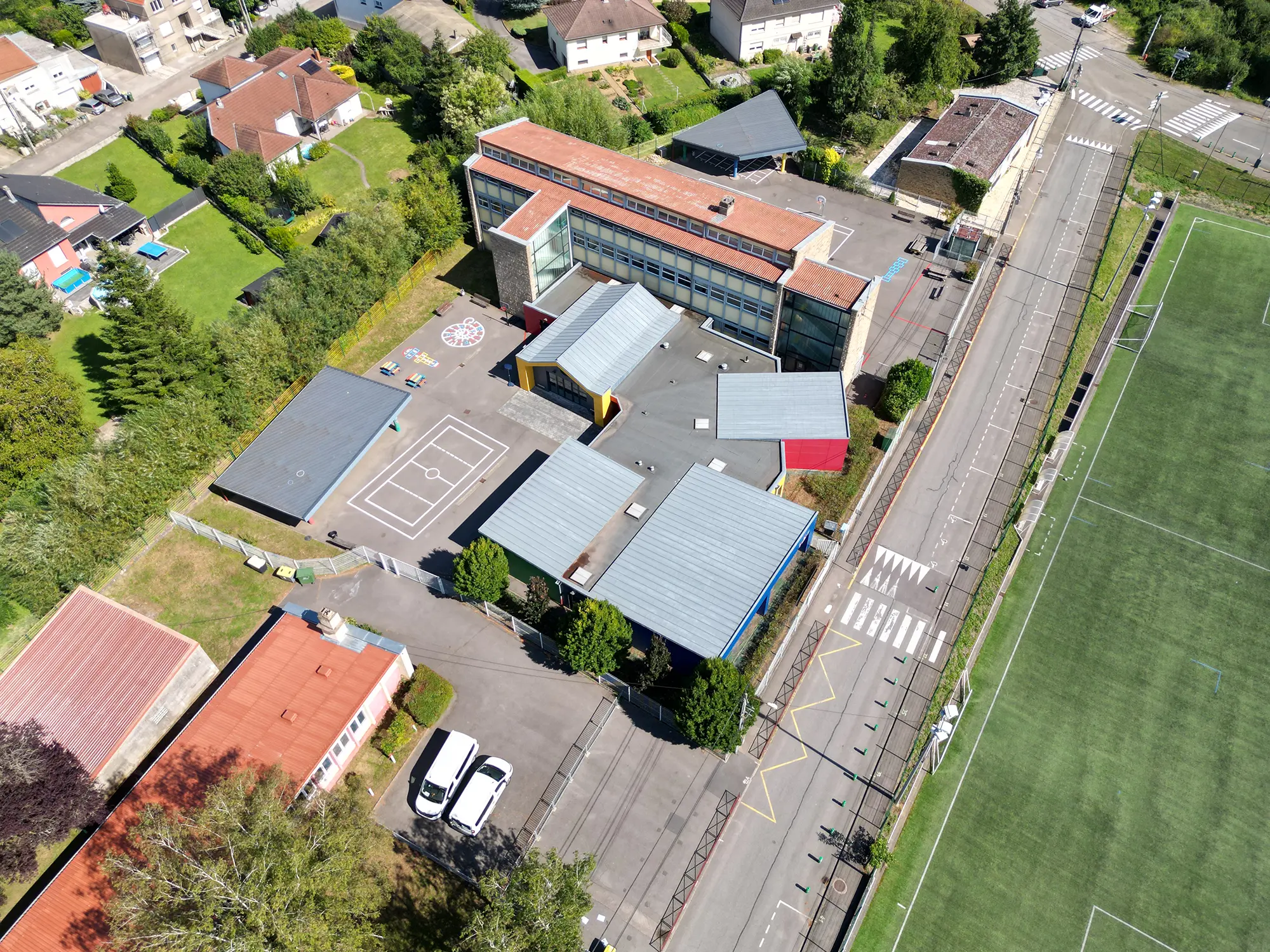 Photo d'un collège en vue aérienne