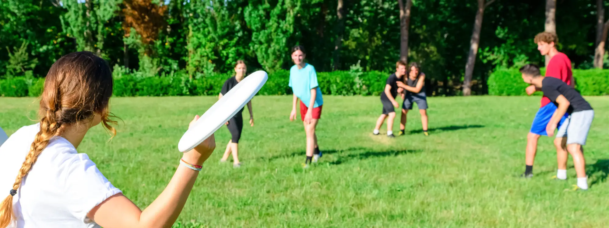 Photo d'illustration de jeunes jouant au frisbee