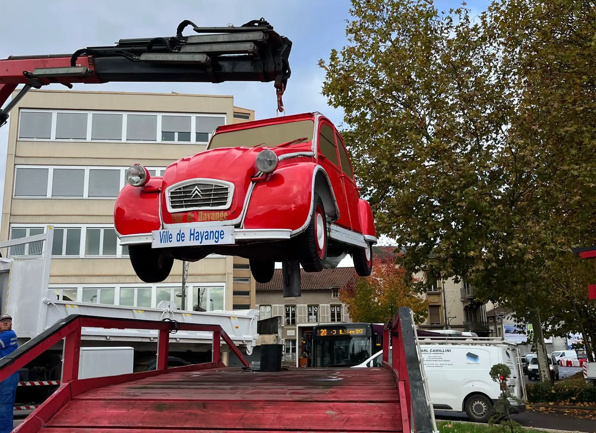 Les ateliers municipaux retirent temporairement la 2CV pour lui offrir un tout nouveau look