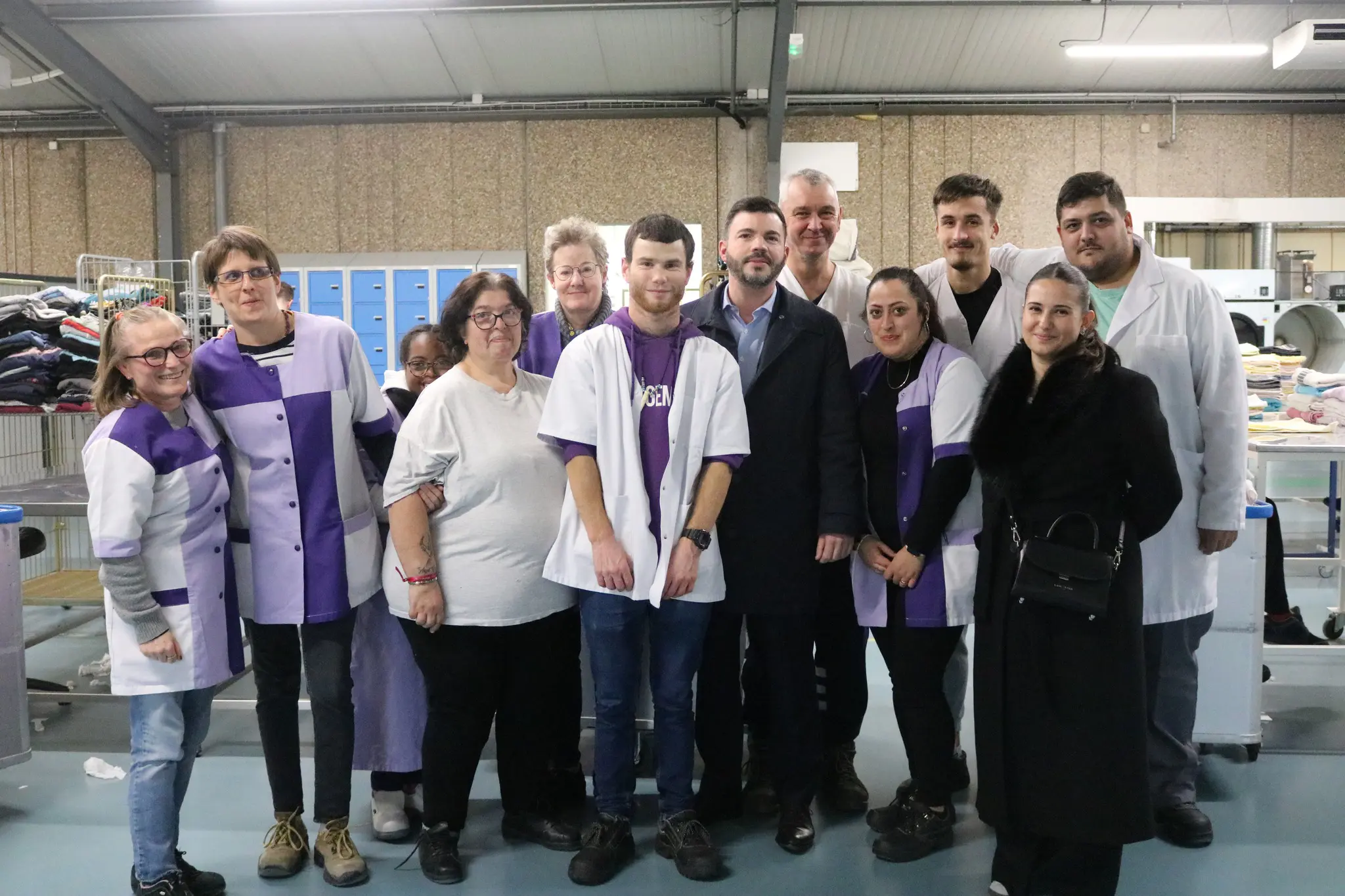 Photo de groupe avec Monsieur le Maire Engelmann Fabien, les équipes encadrantes et les travailleurs