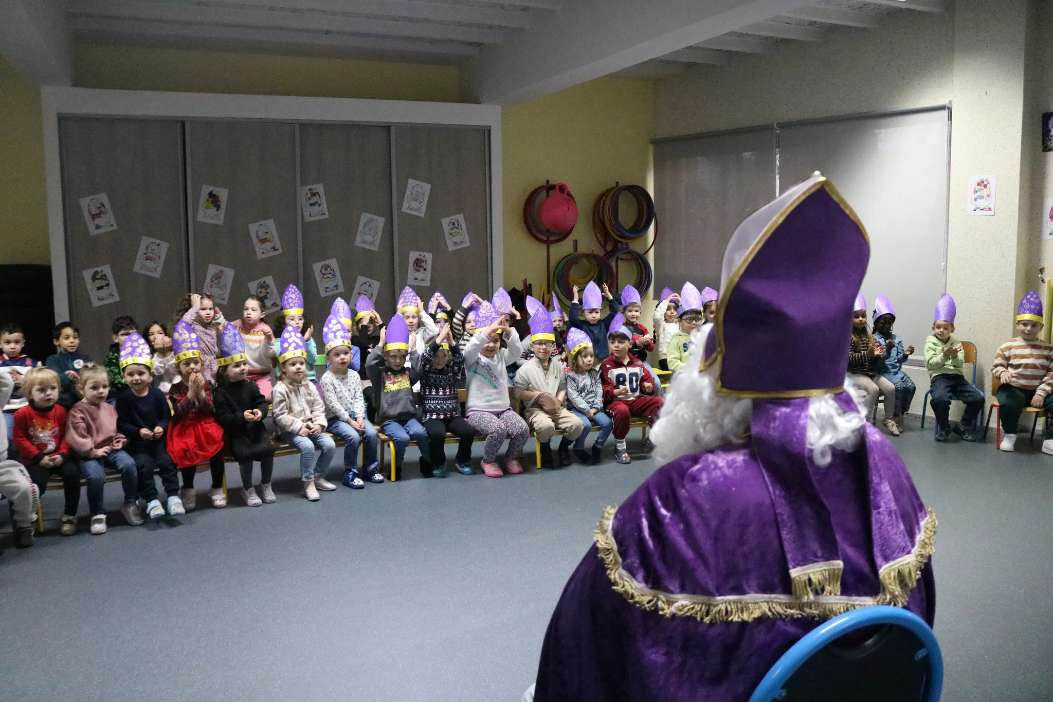 Saint-Nicolas en tournée dans les écoles maternelles